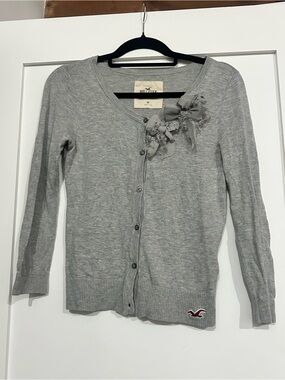 Holister Light Grey Women’s Medium Sweater Light Weight With Flowers